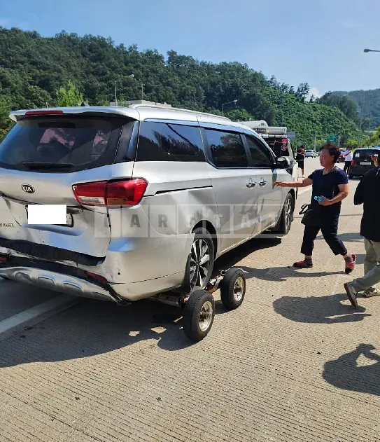 Photo 2 of 5: 2015 Kia Carnival, VIN KNAMB81ABFS001838 — Korean insurance auction