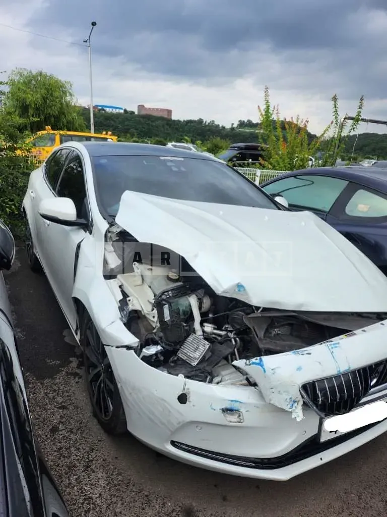 Photo 2 of 15: 2017 Volvo V40 D4, VIN YV1MVA8KDH2378496 — Korean insurance auction