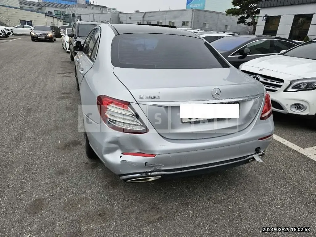 Photo 2 of 32: 2017 Mercedes-Benz E 300 — Korean insurance auction