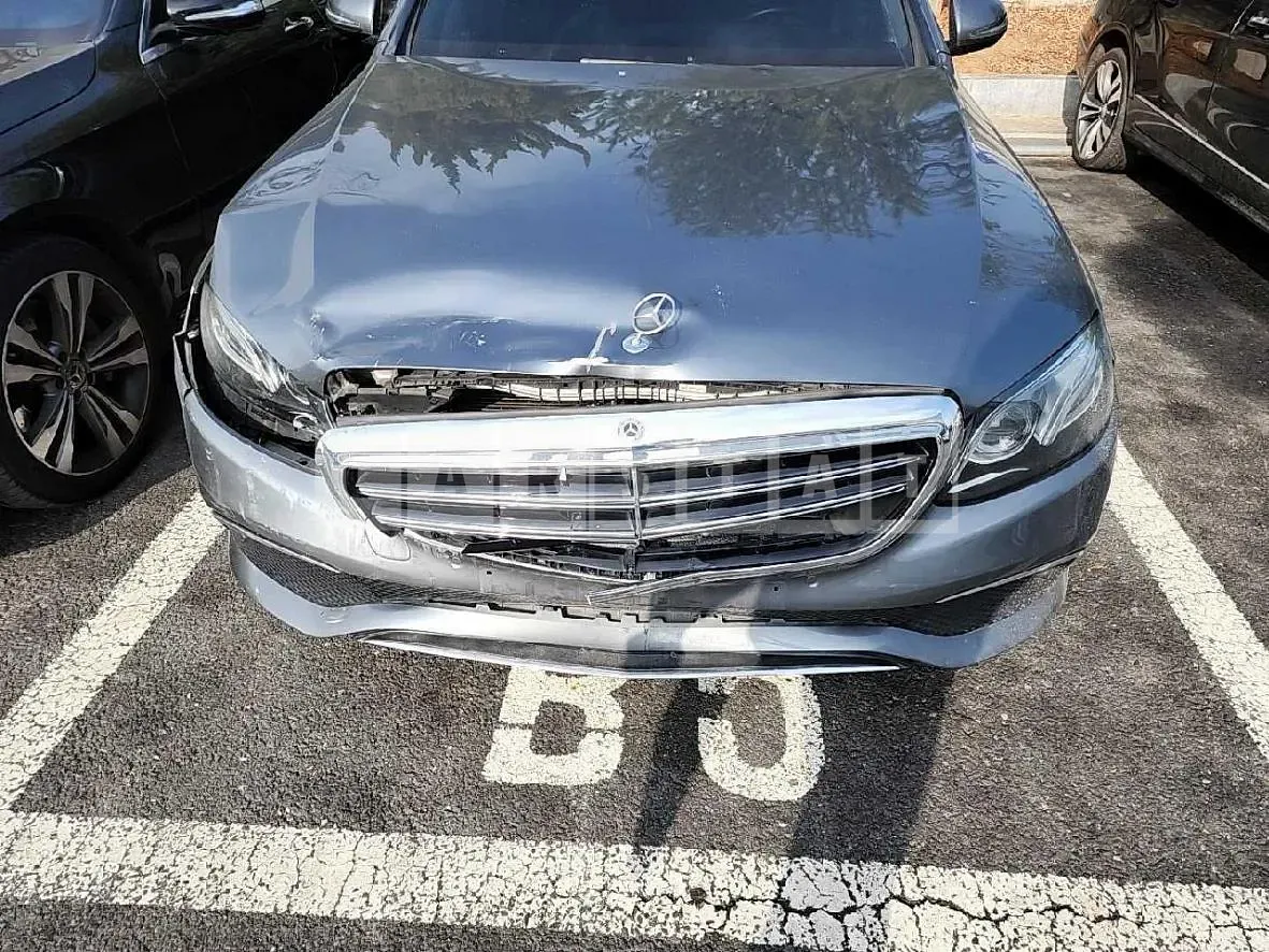 Photo 2 of 38: 2019 Mercedes-Benz E220 d 4Matic, VIN WDDZF0FB4KA621985 — Korean insurance auction