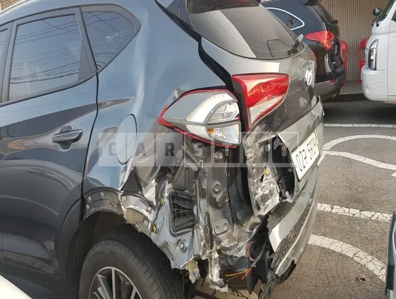 Photo 2 of 34: 2017 Hyundai Tucson, VIN KMHJ381ABHU437259 — Korean insurance auction