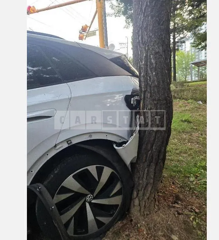 Photo 2 of 7: 2023 Volkswagen ID.4 Pro Electric Car — Korean insurance auction