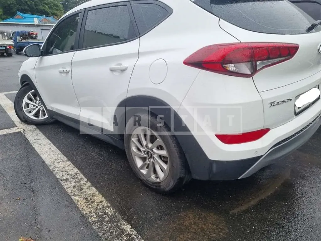 Photo 2 of 17: 2017 Hyundai Tucson, VIN KMHJ3812GHU286305 — Korean insurance auction