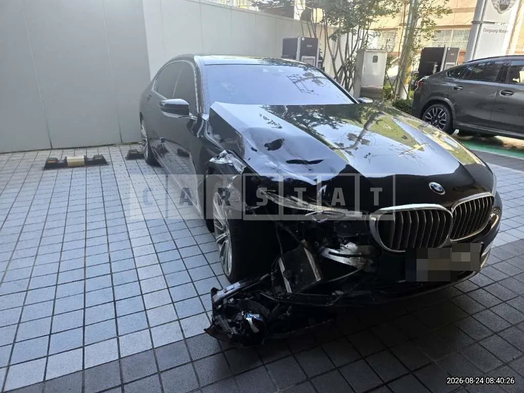 Photo 2 of 32: 2018 BMW 750Li xDrive — Korean insurance auction