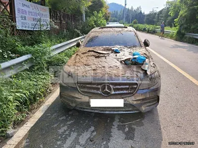 Photo 1 of 4: 2018 Mercedes-Benz E 300, VIN WDDZF4JB3JA433925 — Korean insurance auction