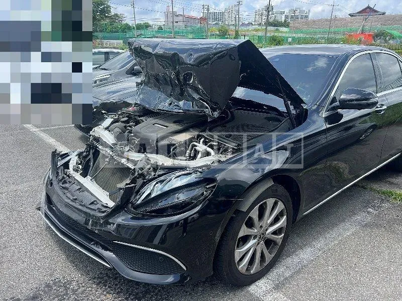 Photo 2 of 8: 2018 Mercedes-Benz E300 4Matic — Korean insurance auction