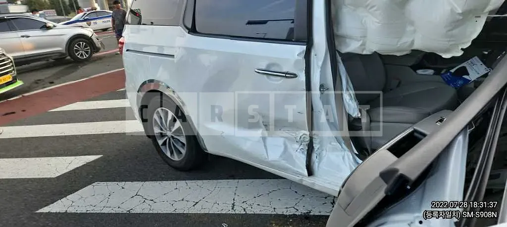 Photo 2 of 14: 2018 Kia Carnival, VIN KNAMB81ABJS443012 — Korean insurance auction