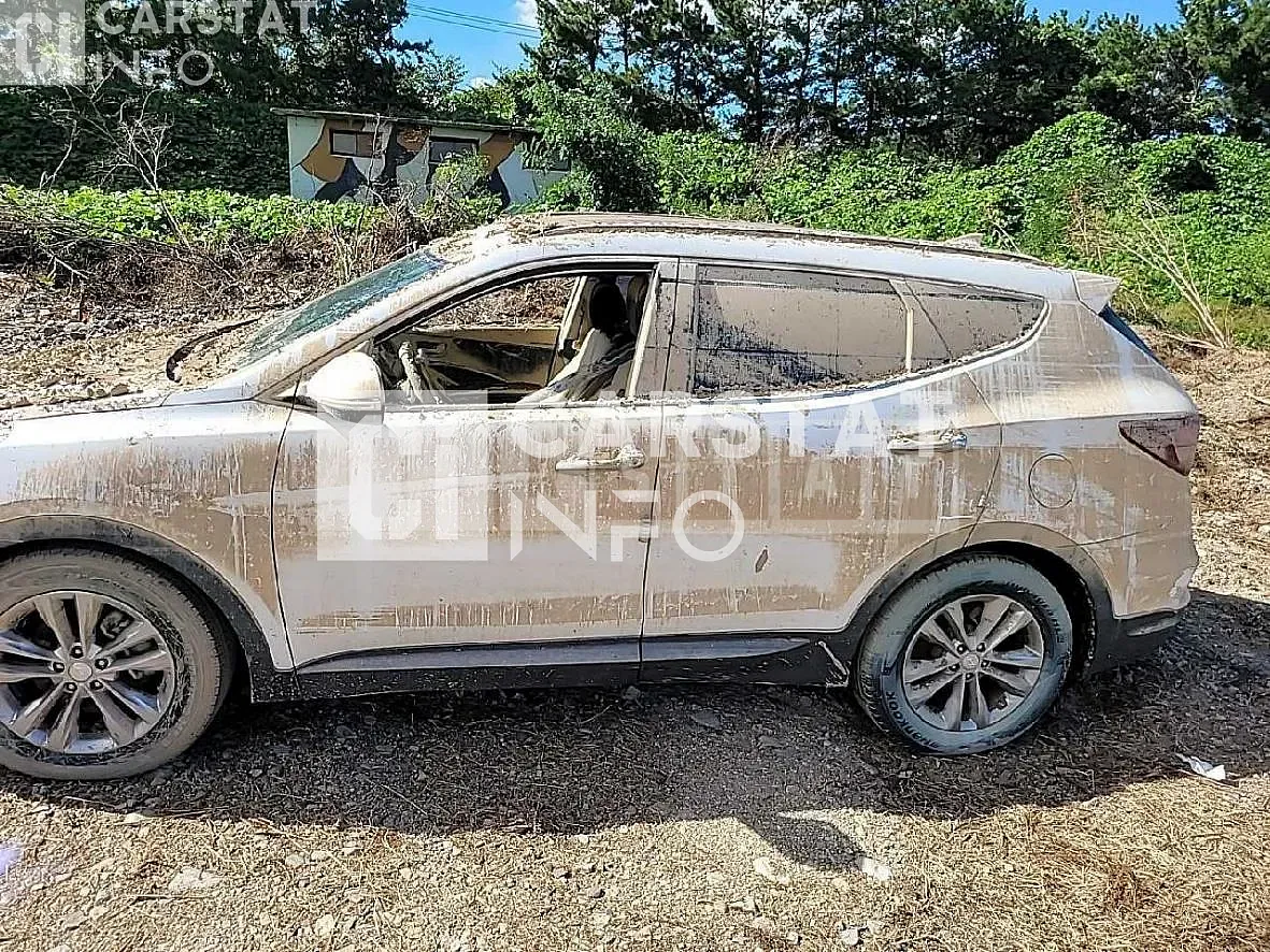 Photo 2 of 8: 2016 Hyundai Santa Fe, VIN KMHSW81UBGU627300 — Korean insurance auction