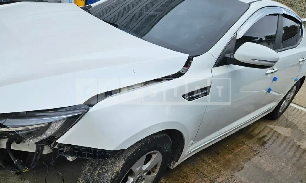 Photo 2 of 7: 2015 Kia K5, VIN KNAGN418BFA627620 — Korean insurance auction