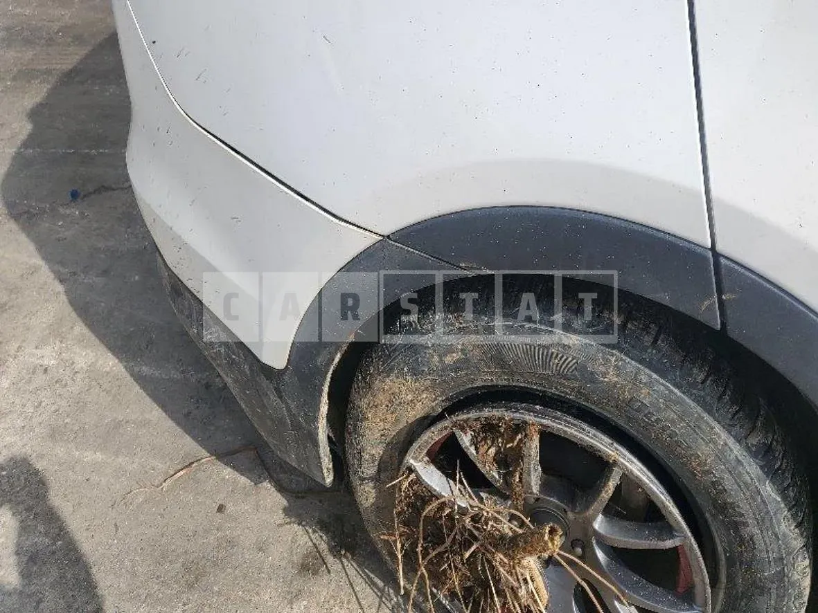 Photo 2 of 6: 2015 Hyundai Santa Fe DM, VIN KMHSW81UBFU446716 — Korean insurance auction