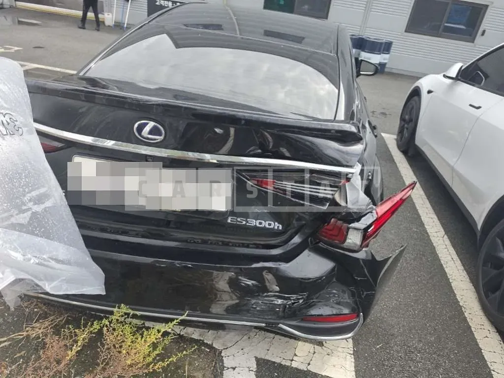 Photo 2 of 7: 2019 Lexus ES300h — Korean insurance auction