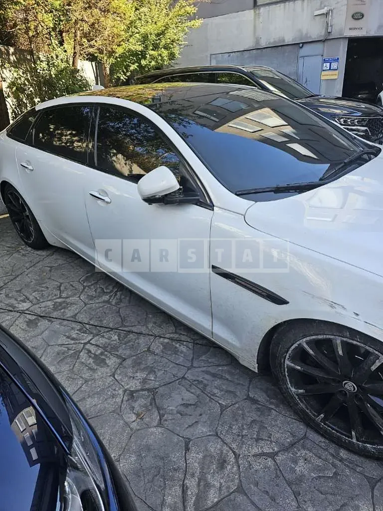 Photo 2 of 50: 2018 Jaguar XJ 3.0d, VIN SAJAA2292JNW16913 — Korean insurance auction