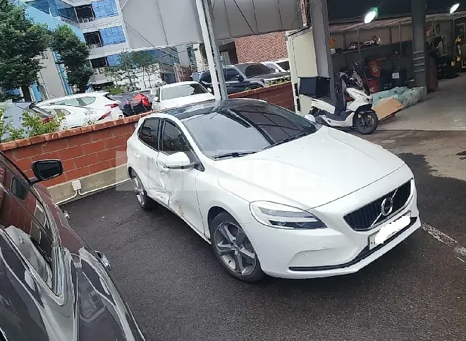 Photo 2 of 5: 2018 Volvo V40 D3, VIN YV1MV79K0J2463729 — Korean insurance auction