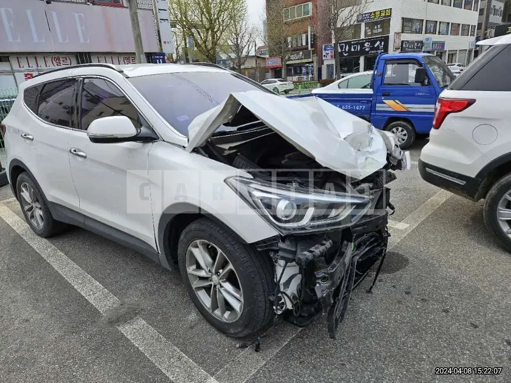 Photo 2 of 9: 2016 Hyundai Santa Fe, VIN KMHSW81UDGU565749 — Korean insurance auction