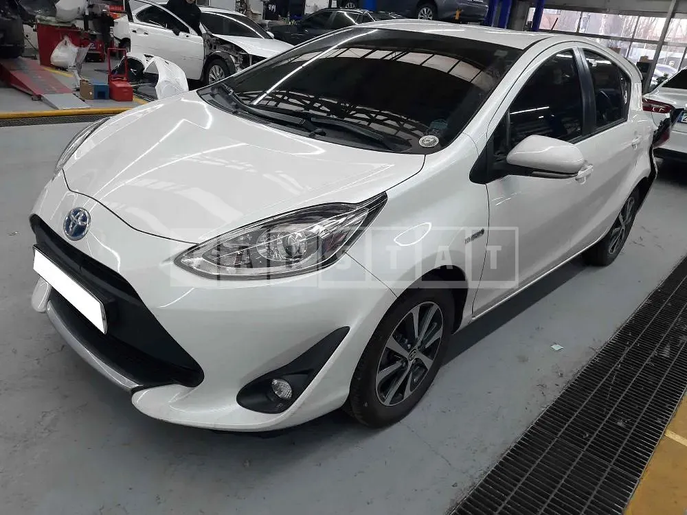 Photo 2 of 9: 2020 Toyota Prius C, VIN JTDKDTB36L1635194 — Korean insurance auction