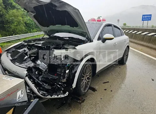 Photo 2 of 26: 2021 Porsche Cayenne, VIN WP1BA29Y4MDA62573 — Korean insurance auction