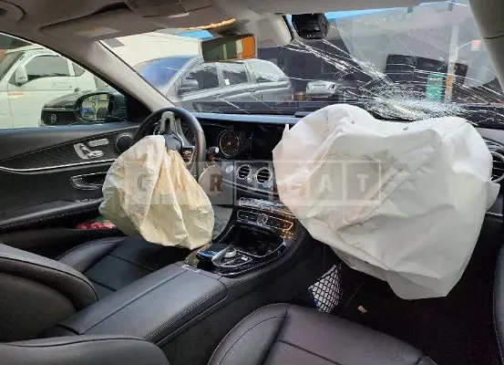 Photo 2 of 20: 2019 Mercedes-Benz E220d, VIN WDDZF0EBXKA684929 — Korean insurance auction