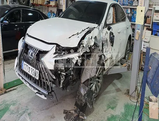 Photo 2 of 28: 2025 Lexus ES300h, VIN JTHBA1C11S2025527 — Korean insurance auction