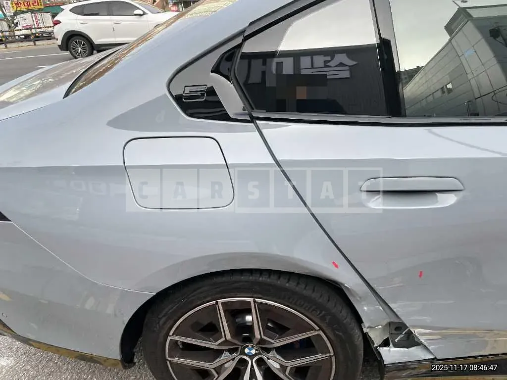 Photo 2 of 30: 2024 BMW 520i — Korean insurance auction