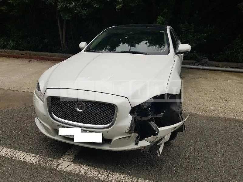 Photo 2 of 19: 2015 Jaguar XJ 3.0d, VIN SAJAA222XFNV83315 — Korean insurance auction