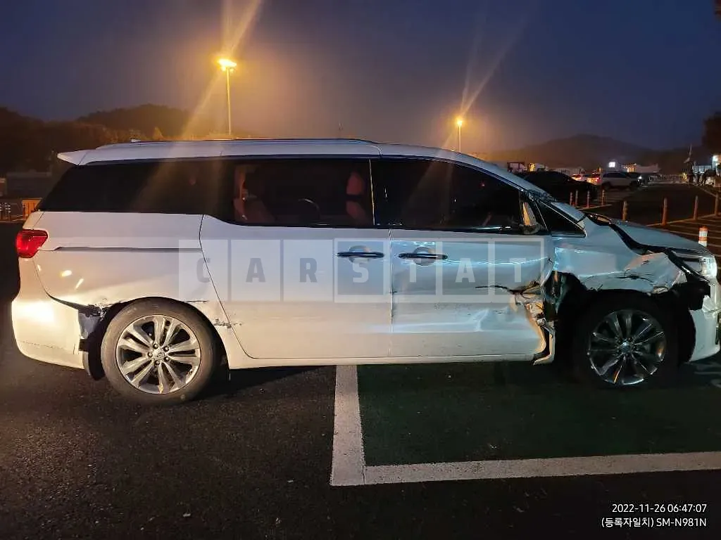 Photo 2 of 13: 2017 Kia Carnival Limousine, VIN KNAME811BHS312081 — Korean insurance auction
