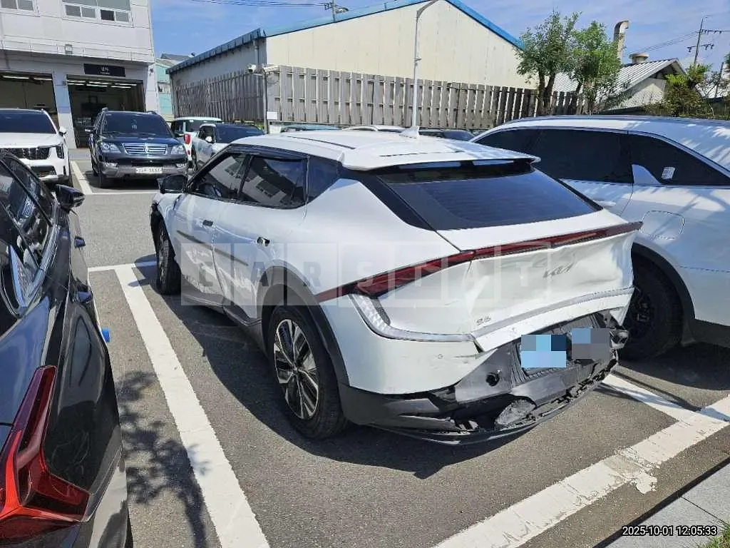 Photo 2 of 27: 2022 Kia EV6 — Korean insurance auction