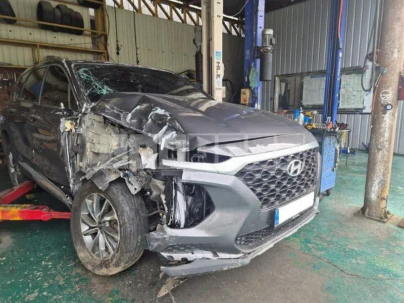 Photo 2 of 17: 2019 Hyundai Santa Fe, VIN KMHS281BBLU202288 — Korean insurance auction