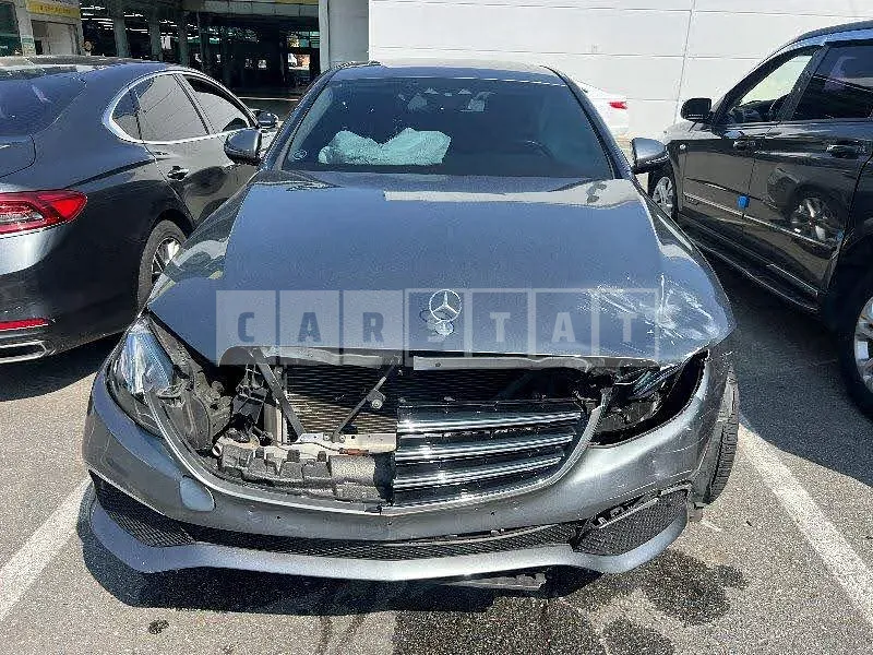 Photo 2 of 14: 2017 Mercedes-Benz E300 4Matic, VIN WDDZF4KB5JA330407 — Korean insurance auction