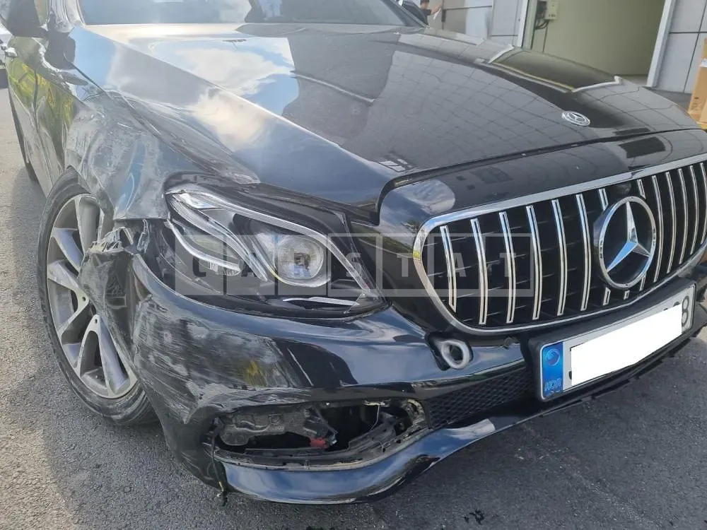 Photo 2 of 14: 2019 Mercedes-Benz E300 4Matic, VIN WDDZF4KB1KA670090 — Korean insurance auction