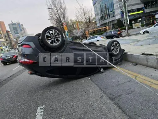 Photo 2 of 11: 2017 Hyundai Tucson, VIN KMHJ2815GJU556452 — Korean insurance auction