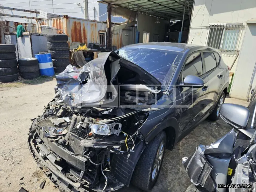 Photo 2 of 8: 2017 Hyundai Tucson, VIN KMHJ281ADHU270942 — Korean insurance auction