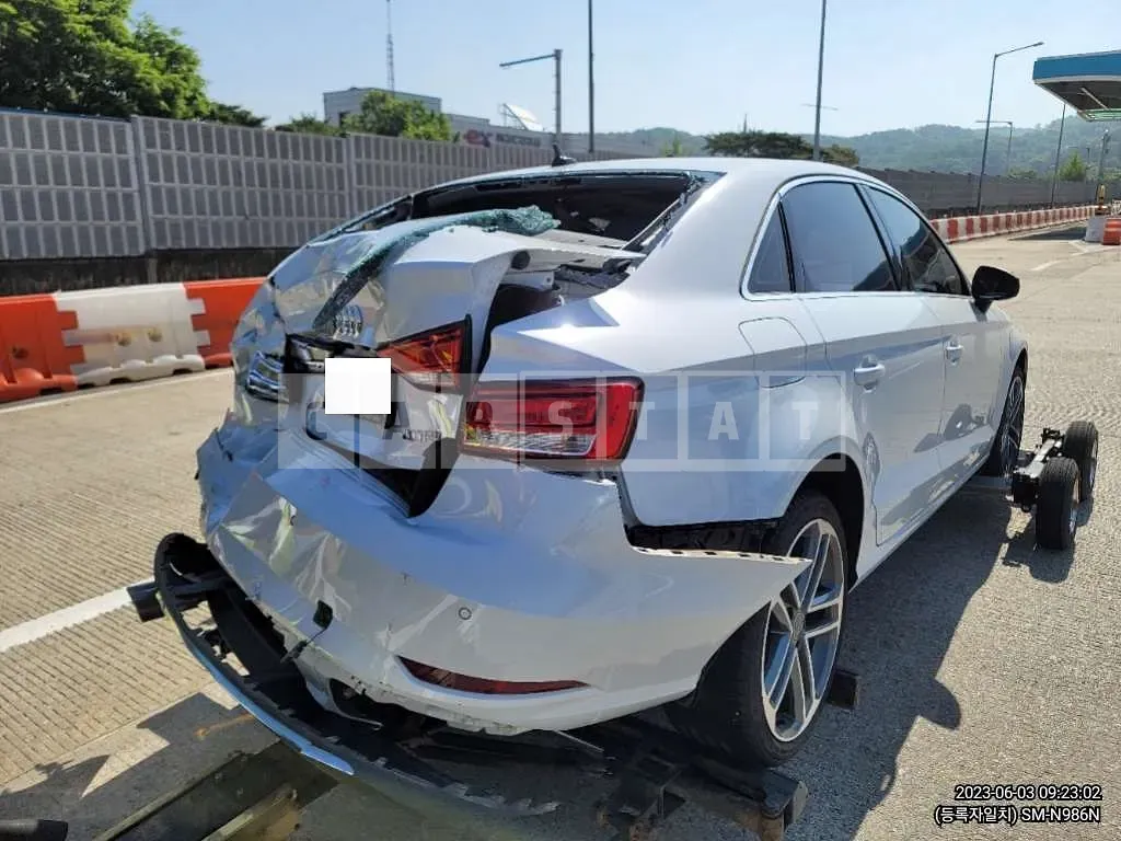 Photo 2 of 9: 2019 Audi I 40TFSI, VIN WAUZZZ8V1KA122295 — Korean insurance auction