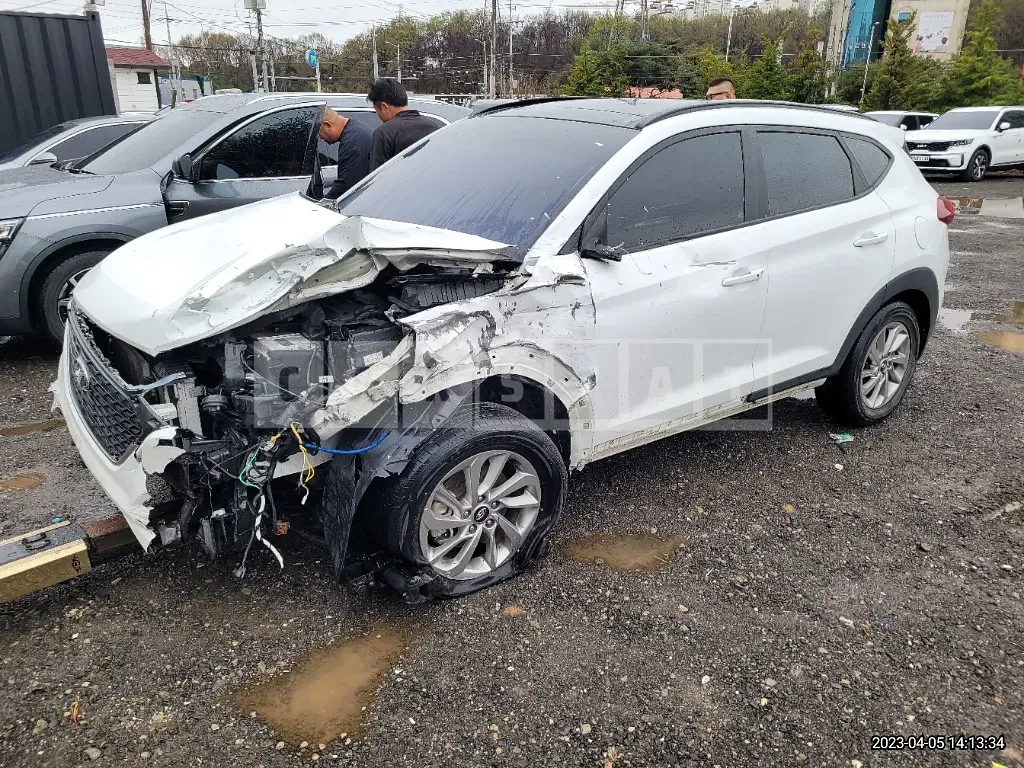 Photo 2 of 13: 2018 Hyundai Tucson, VIN KMHJ3815GJU499538 — Korean insurance auction