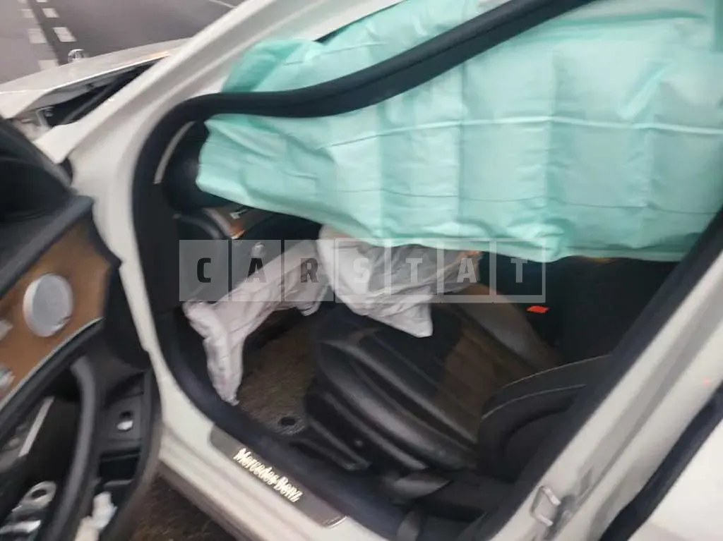 Photo 2 of 7: 2018 Mercedes-Benz E 300 4Matic, VIN WDDZF4KBXJA374287 — Korean insurance auction