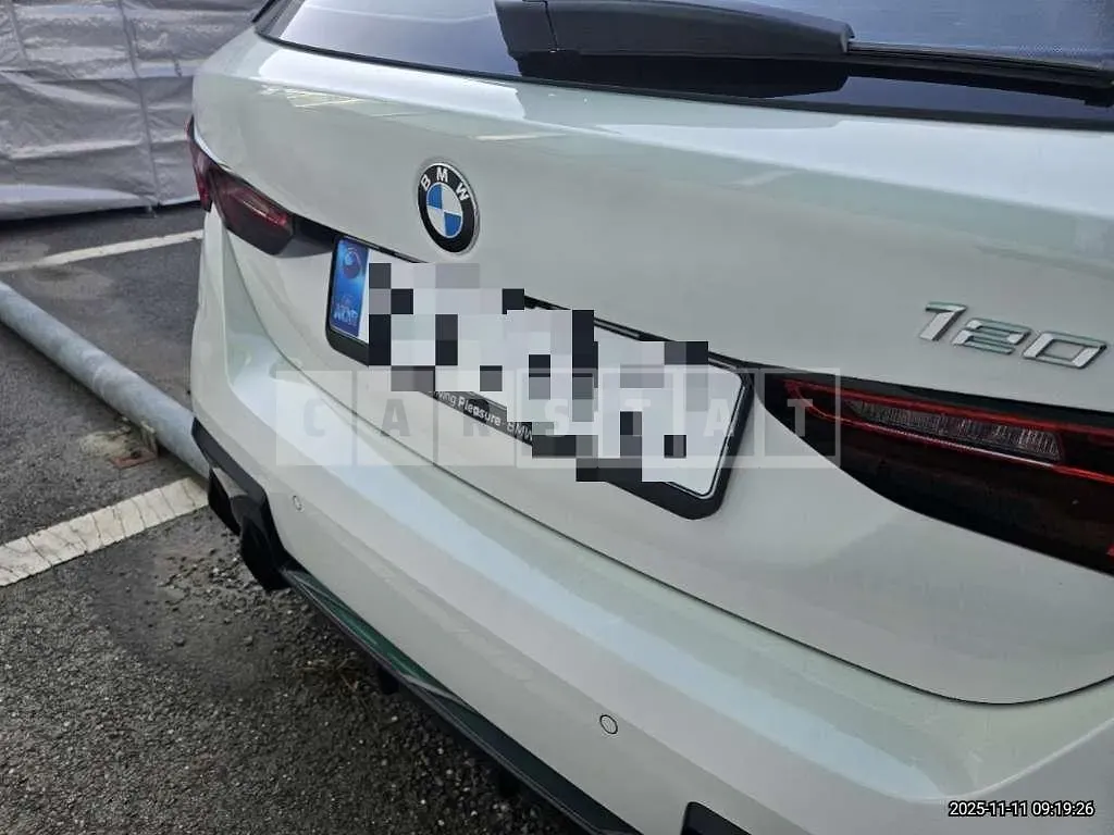 Photo 2 of 22: 2025 BMW 120 — Korean insurance auction