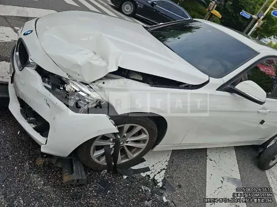 Photo 2 of 8: 2021 BMW 320d — Korean insurance auction