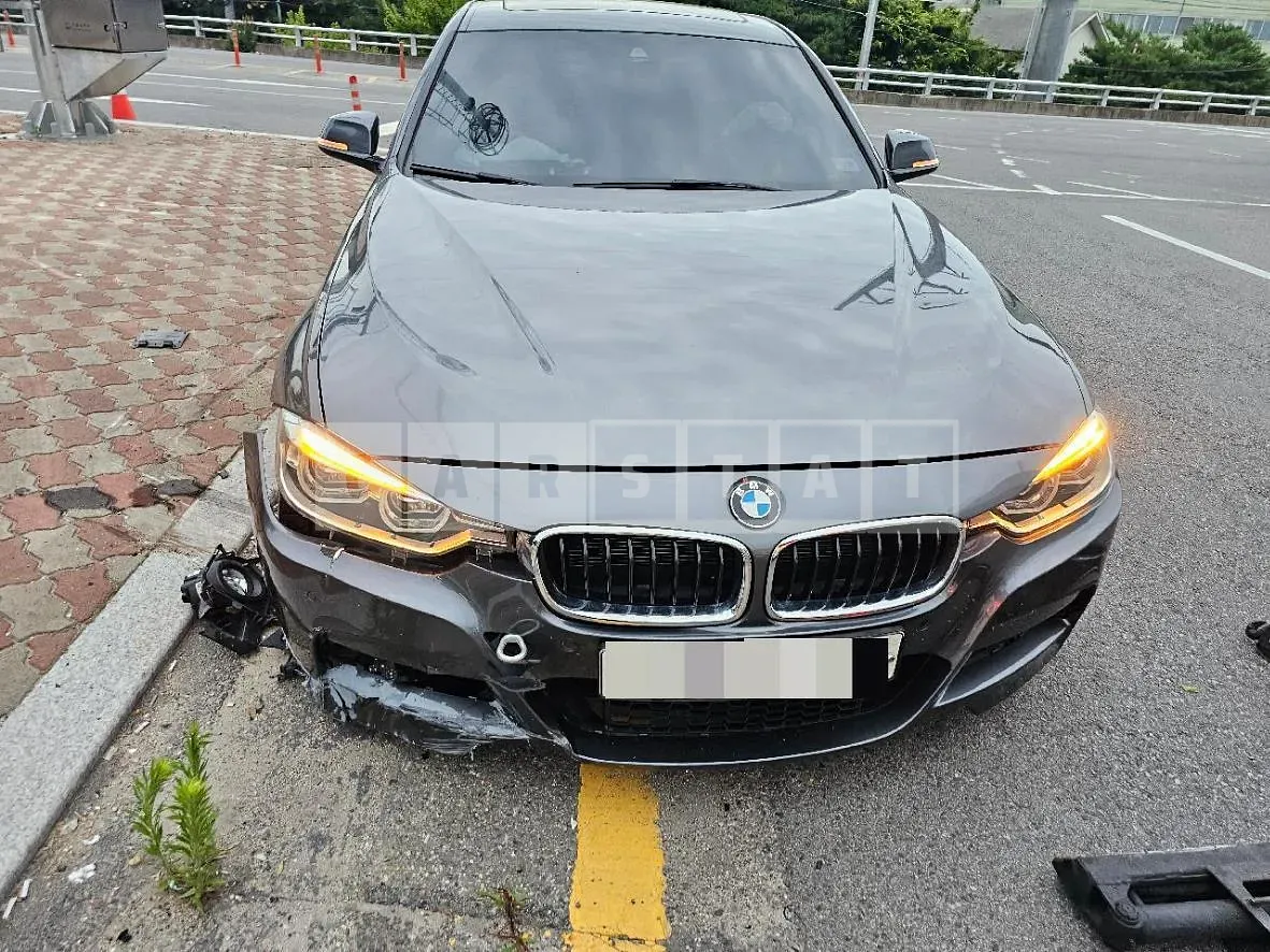 Photo 2 of 5: 2016 BMW 320i, VIN WBA8A9108HK823145 — Korean insurance auction