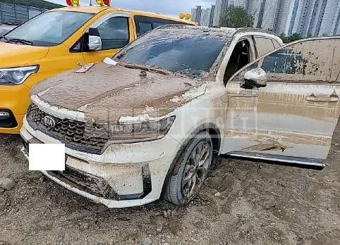 Photo 2 of 7: 2021 Kia Sorento, VIN KNARK81BGMA026012 — Korean insurance auction