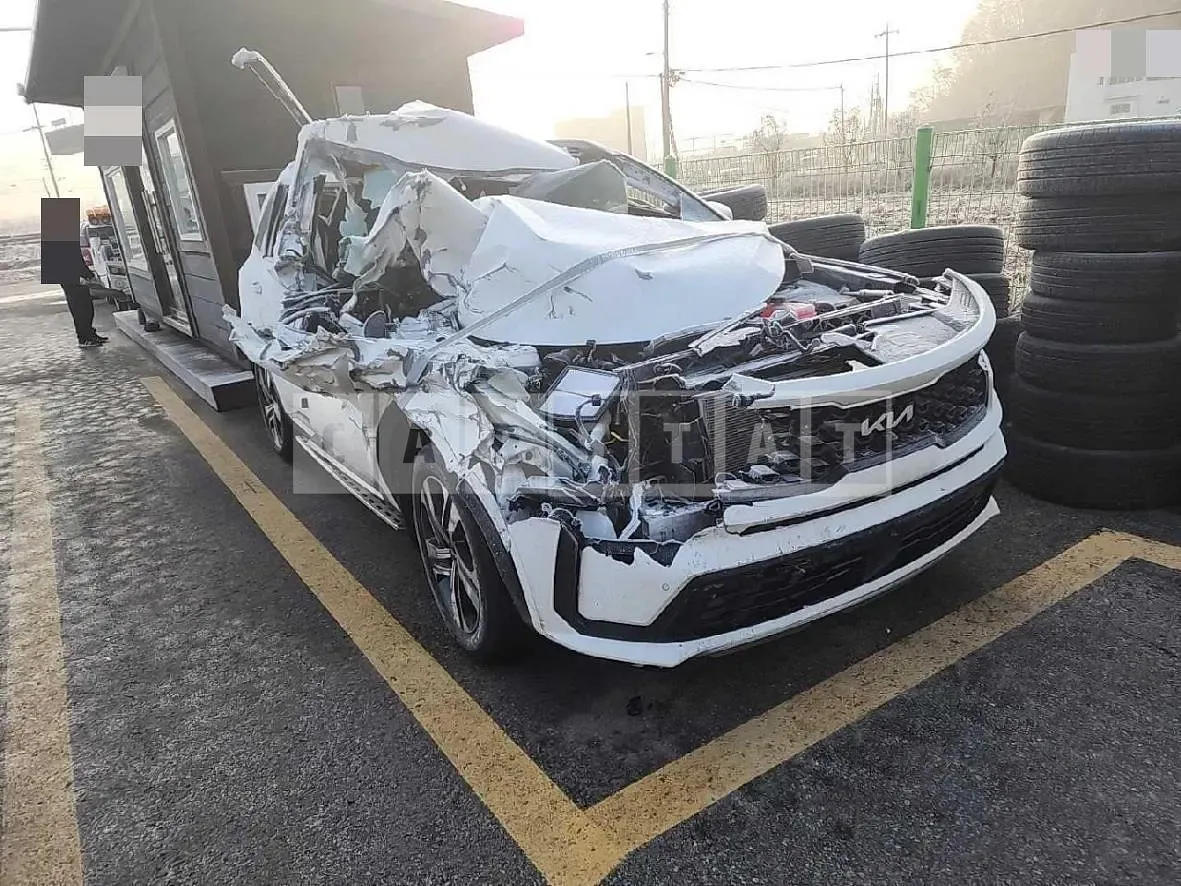 Photo 2 of 19: 2023 Kia Sorento Hybrid, VIN KNARK81GBPA167065 — Korean insurance auction