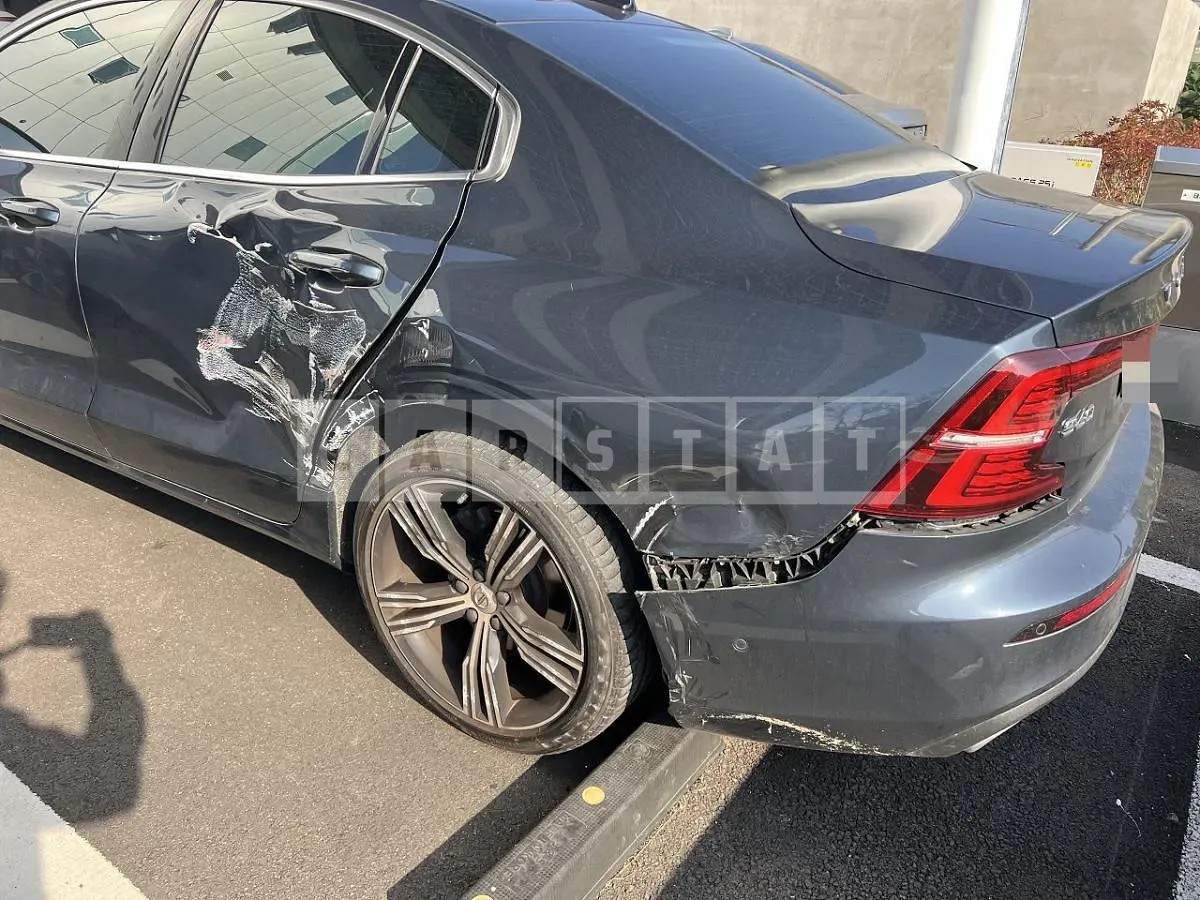 Photo 2 of 21: 2022 Volvo S60B5 — Korean insurance auction