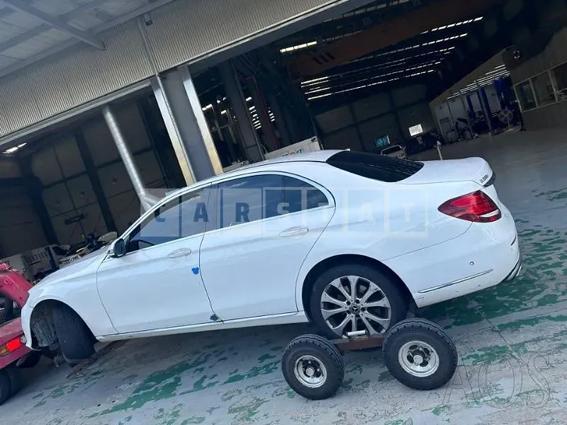 Photo 2 of 15: 2019 Mercedes-Benz E220d 4Matic, VIN WDDZF0FB3KA618074 — Korean insurance auction
