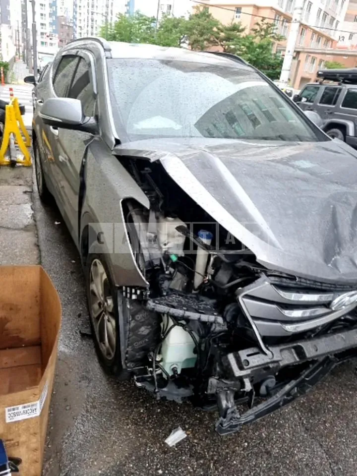 Photo 2 of 20: 2014 Hyundai Santa Fe, VIN KMHSW81UBFU333830 — Korean insurance auction