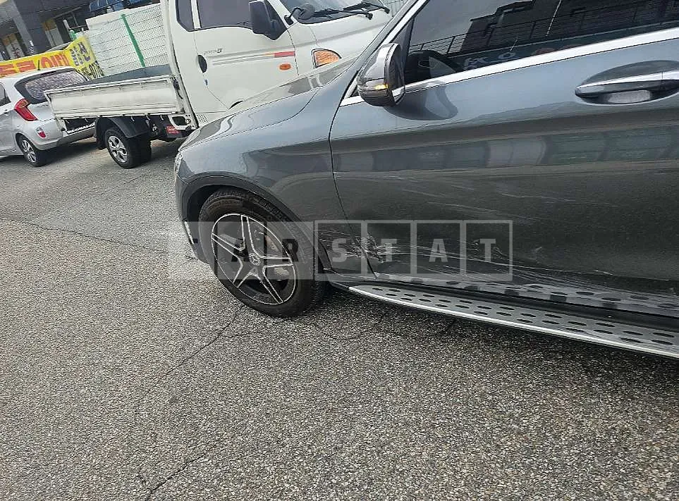 Photo 2 of 6: 2020 Mercedes-Benz GLC300 4Matic — Korean insurance auction