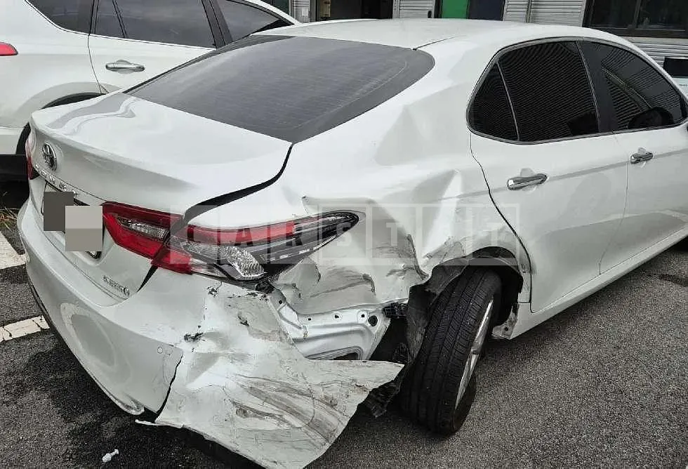 Photo 2 of 18: 2023 Toyota Camry Hybrid LE — Korean insurance auction