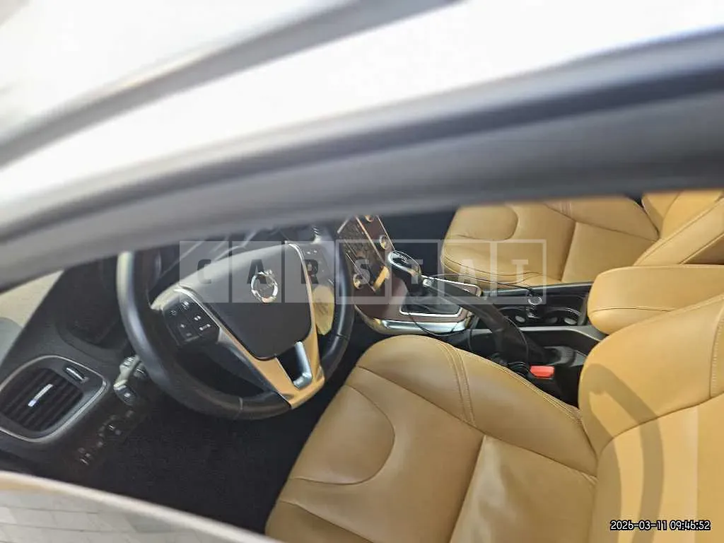 Photo 2 of 25: 2016 Volvo V40D4 — Korean insurance auction
