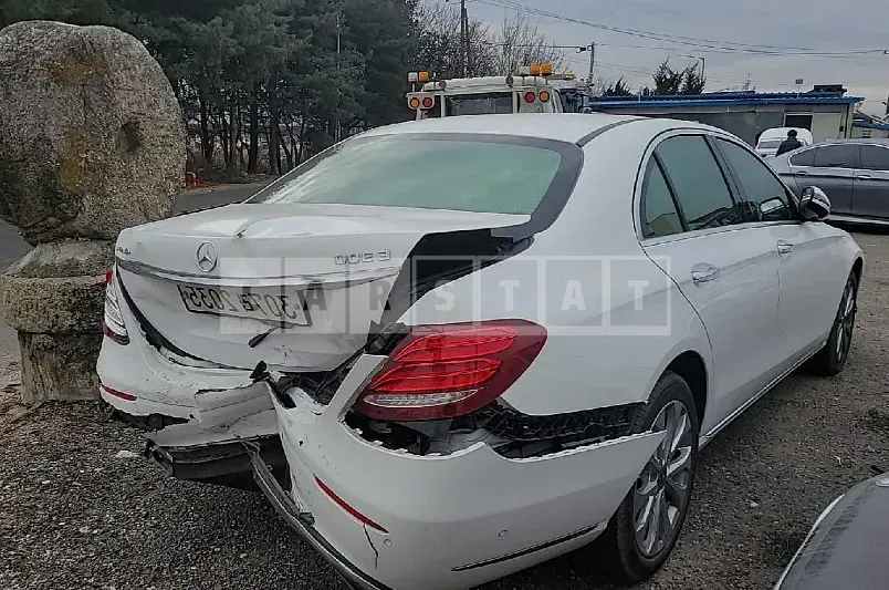 Photo 2 of 9: 2020 Mercedes-Benz E 300 4Matic, VIN W1KZF4KBXLA810798 — Korean insurance auction