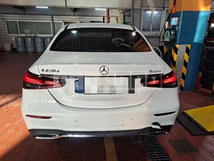 Photo 2 of 33: 2021 Mercedes-Benz E220d 4Matic, VIN W1KZF0FB4MA932352 — Korean insurance auction