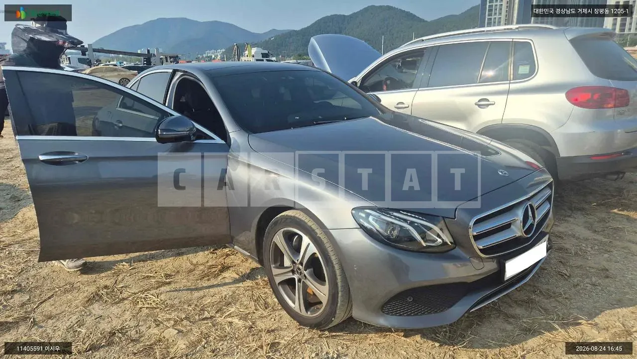 Photo 2 of 8: 2019 Mercedes-Benz E300, VIN WDDZF4JB7KA694637 — Korean insurance auction