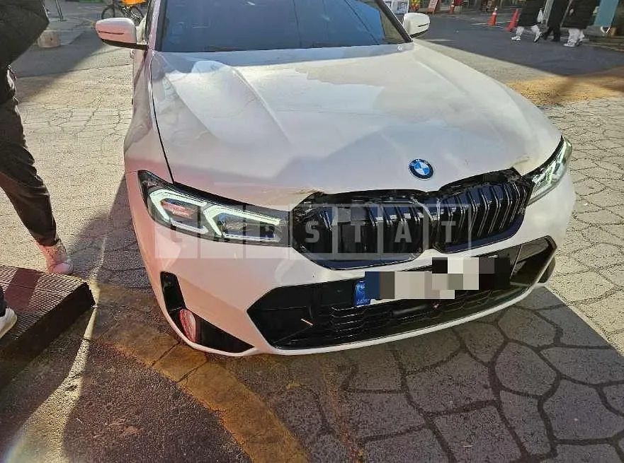 Photo 2 of 42: 2022 BMW 320i, VIN WBA61FS06PFN66885 — Korean insurance auction