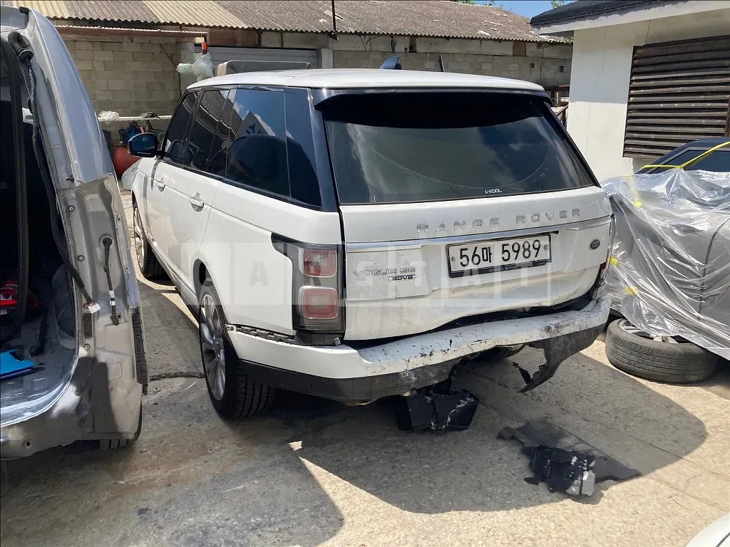 Photo 2 of 32: 2018 Land Rover Range Rover 4.4d, VIN SALGA2BJ7JA395070 — Korean insurance auction